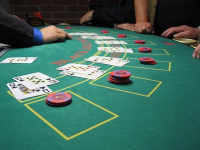 blackjackbord med kort och marker